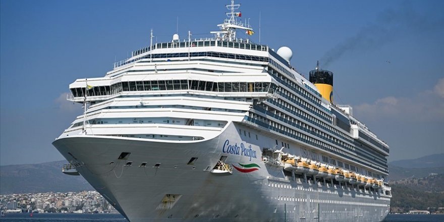 YOLCU GEMİSİ “COSTA PACIFICA” İZMİR LİMANA YANAŞTI