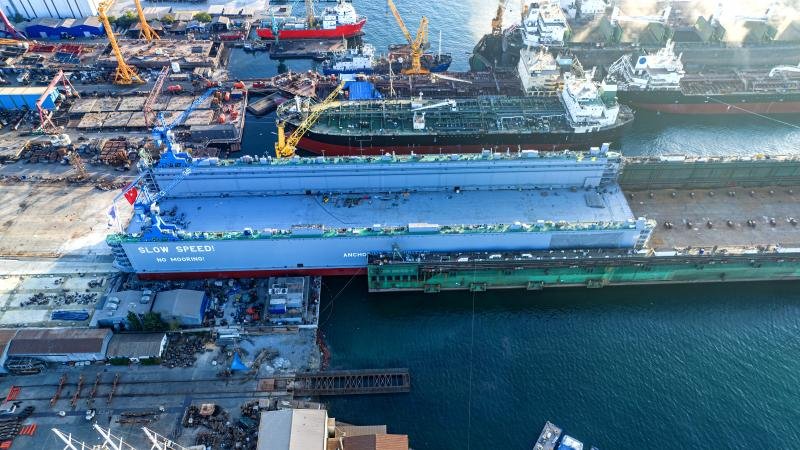 DEV YÜZER HAVUZLA TÜRKİYE’NİN TEK PARÇA EN AĞIR TAŞIMA REKORU KIRILDI