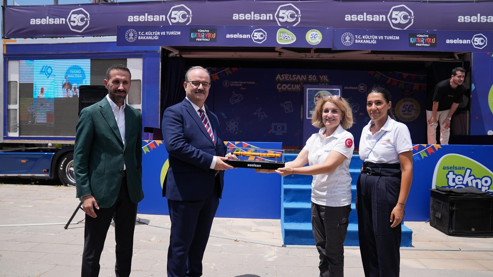 ASELSAN Tekno Macera Tırı Van’da çocuklarla buluştu