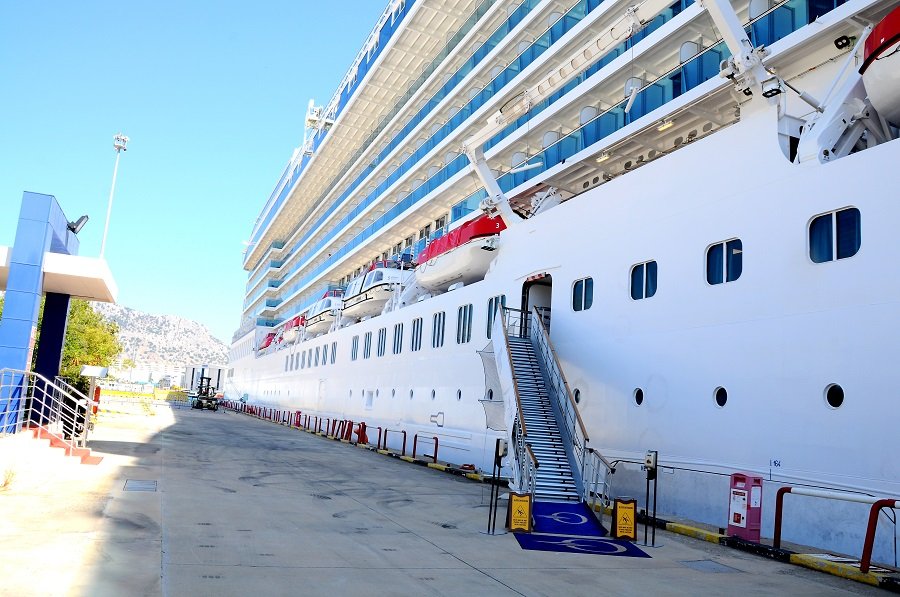 QTerminals Antalya, kruvaziyer gemisi MV Allura’yı ilk kez ağırladı