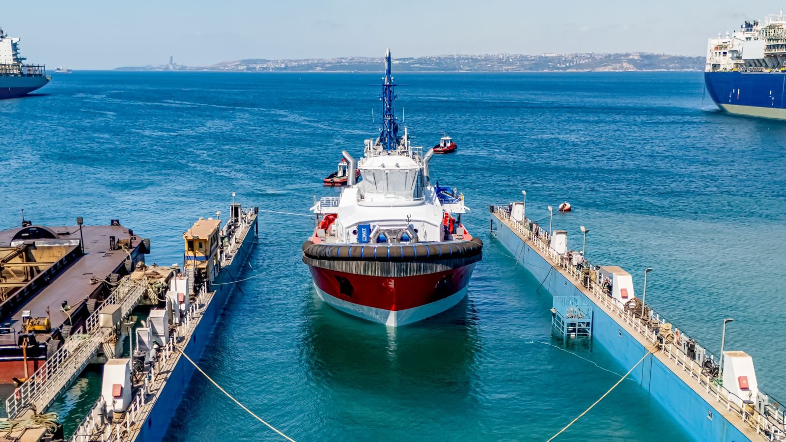 SANMAR, dünyanın ilk metanol yakıtlı römorkörünü denize indirdi