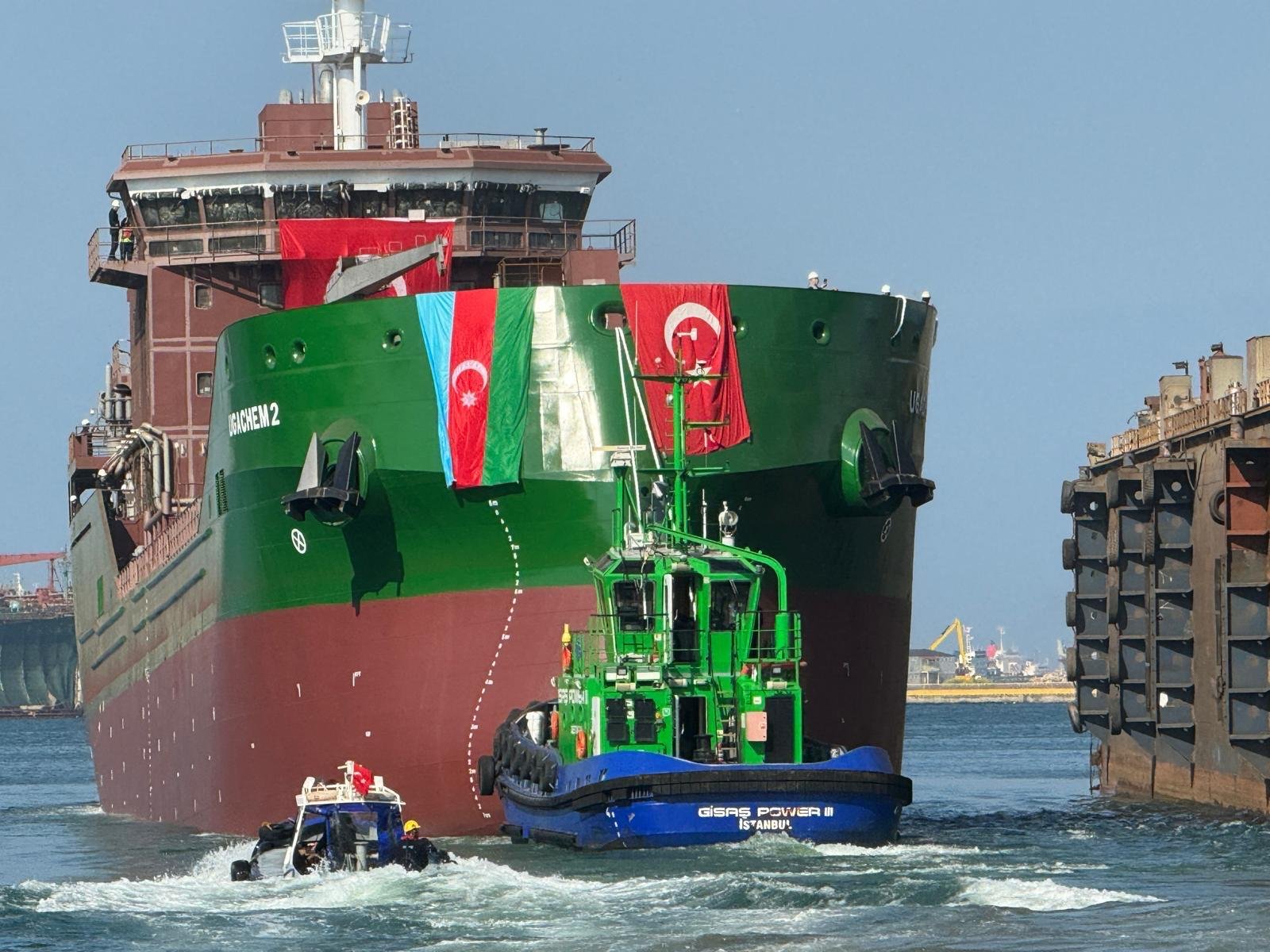 Gisan Tersanesi, Albros Denizcilik ile gerçekleştirdiği proje kapsamında NB-72 inşa numaralı 6.000 DWT kapasiteli paslanmaz kimyasal tankerin denize indirme işlemini başarıyla tamamladı.