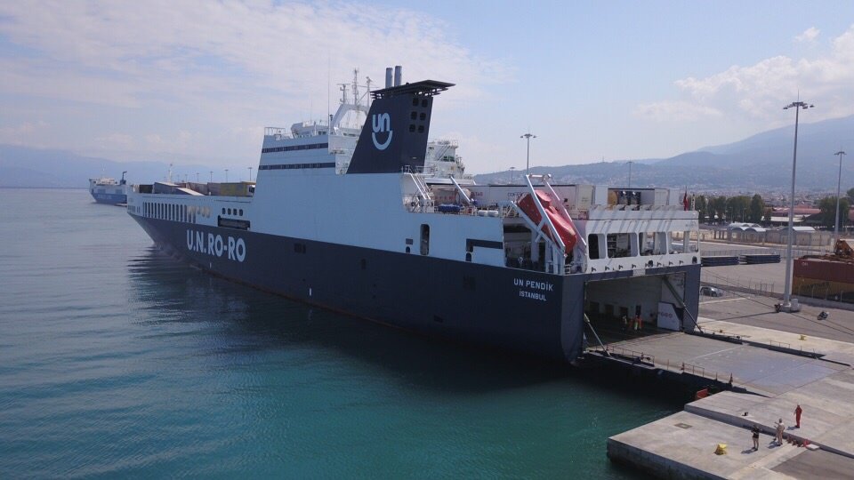 U.N. Ro-Ro ile Yunanistan’ın Patras Limanı’nda Türk Bayrağı dalgalanıyor