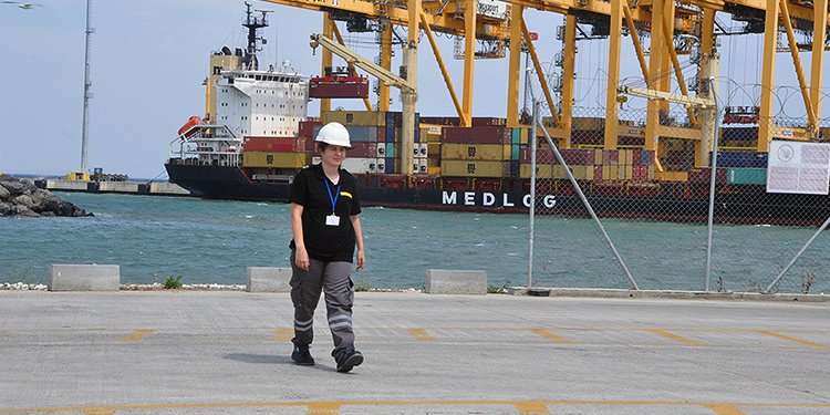 STAJ YAPTIĞI GEMİ HACZEDİLEN ÖĞRENCİ TÜRKİYE’YE GETİRİLDİ